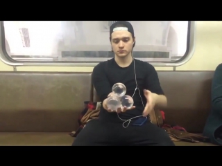 master of glass balls in the moscow metro