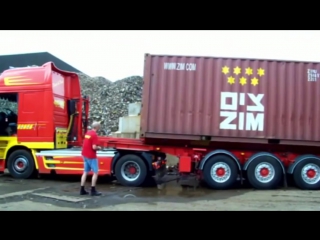 an interesting system for unloading and loading a container